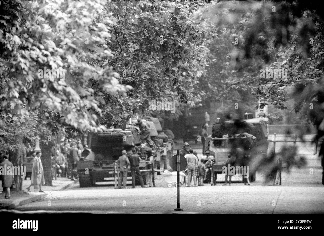 In der Nacht vom 12. Auf den 13. August 1961 erteilte Walter Ulbricht, Vorsitzender des DDR-Staatsrats, SED-Parteivorsitzender und Vorsitzender des Nationalen Verteidigungsrates der DDR, den Befehl, die Sektorgrenze in Berlin abzuschotten. Mit der Zustimmung der Sowjetunion und der Unterstützung der sowjetischen Truppen in der DDR wurde die letzte Schlupflöcher geschlossen, durch die die SED-Diktatur noch entkommen konnte. [Automatisierte Übersetzung] Stockfoto