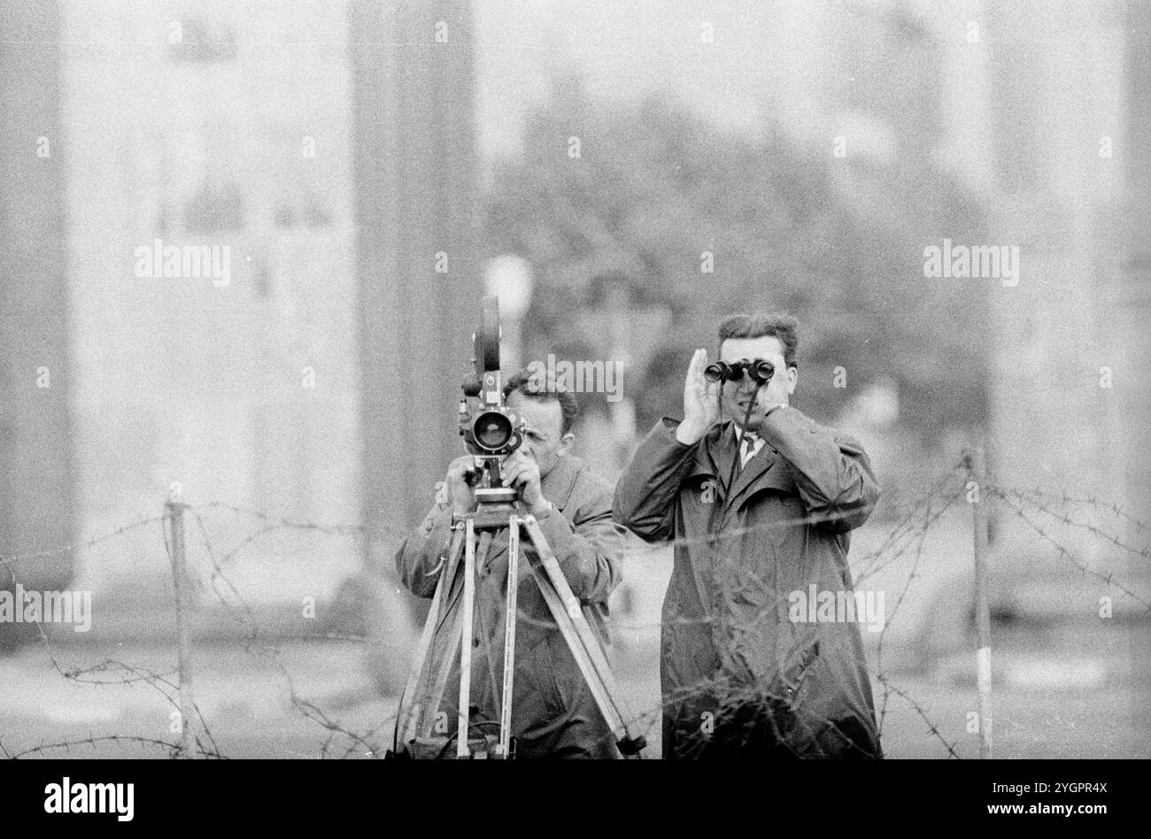 In der Nacht vom 12. Auf den 13. August 1961 erteilte Walter Ulbricht, Vorsitzender des DDR-Staatsrats, SED-Parteivorsitzender und Vorsitzender des Nationalen Verteidigungsrates der DDR, den Befehl, die Sektorgrenze in Berlin abzuschotten. Mit der Zustimmung der Sowjetunion und der Unterstützung der sowjetischen Truppen in der DDR wurde die letzte Schlupflöcher geschlossen, durch die die SED-Diktatur noch entkommen konnte. [Automatisierte Übersetzung] Stockfoto