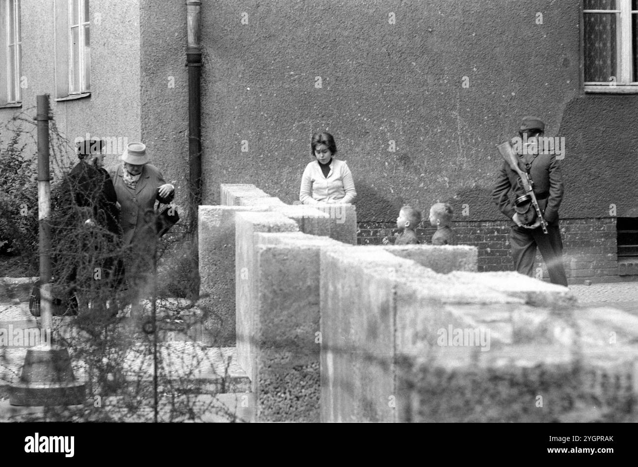 In der Nacht vom 12. Auf den 13. August 1961 erteilte Walter Ulbricht, Vorsitzender des DDR-Staatsrats, SED-Parteivorsitzender und Vorsitzender des Nationalen Verteidigungsrates der DDR, den Befehl, die Sektorgrenze in Berlin abzuschotten. Mit der Zustimmung der Sowjetunion und der Unterstützung der sowjetischen Truppen in der DDR wurde die letzte Schlupflöcher geschlossen, durch die die SED-Diktatur noch entkommen konnte. [Automatisierte Übersetzung] Stockfoto