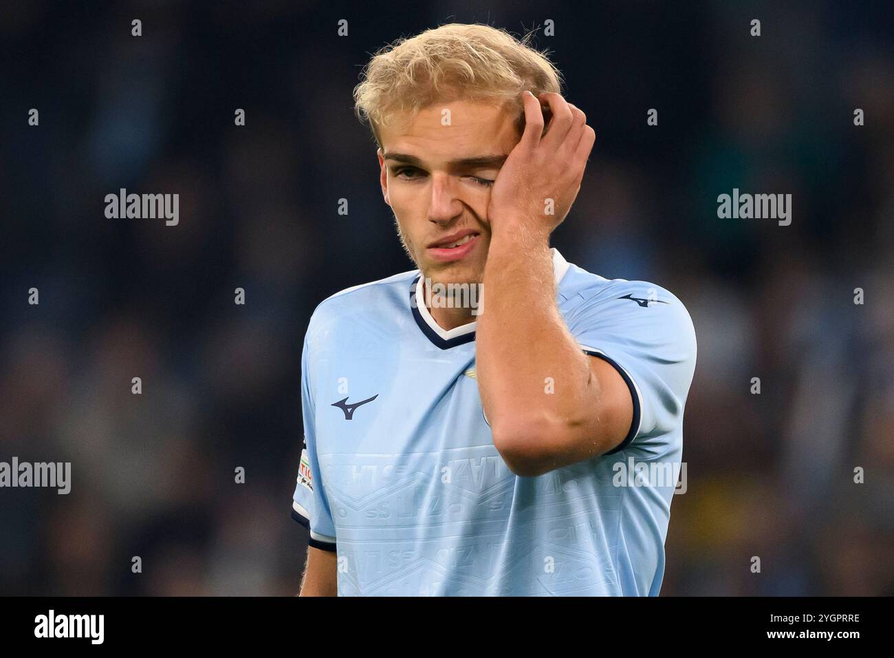 Gustav Isaksen von der SS Lazio reagiert während des Europa League-Fußballspiels zwischen der SS Lazio und dem FC Porto im Olimpico-Stadion in Rom (Italien) am 7. November 2024. Stockfoto