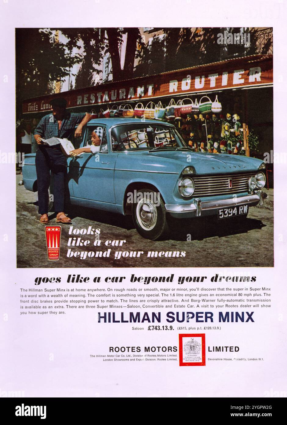 Hillman Super Minx Vintage-Werbung 1963, Frau fährt hillman Super Minx und Mann lehnt sich mit einer Zeitung Stockfoto
