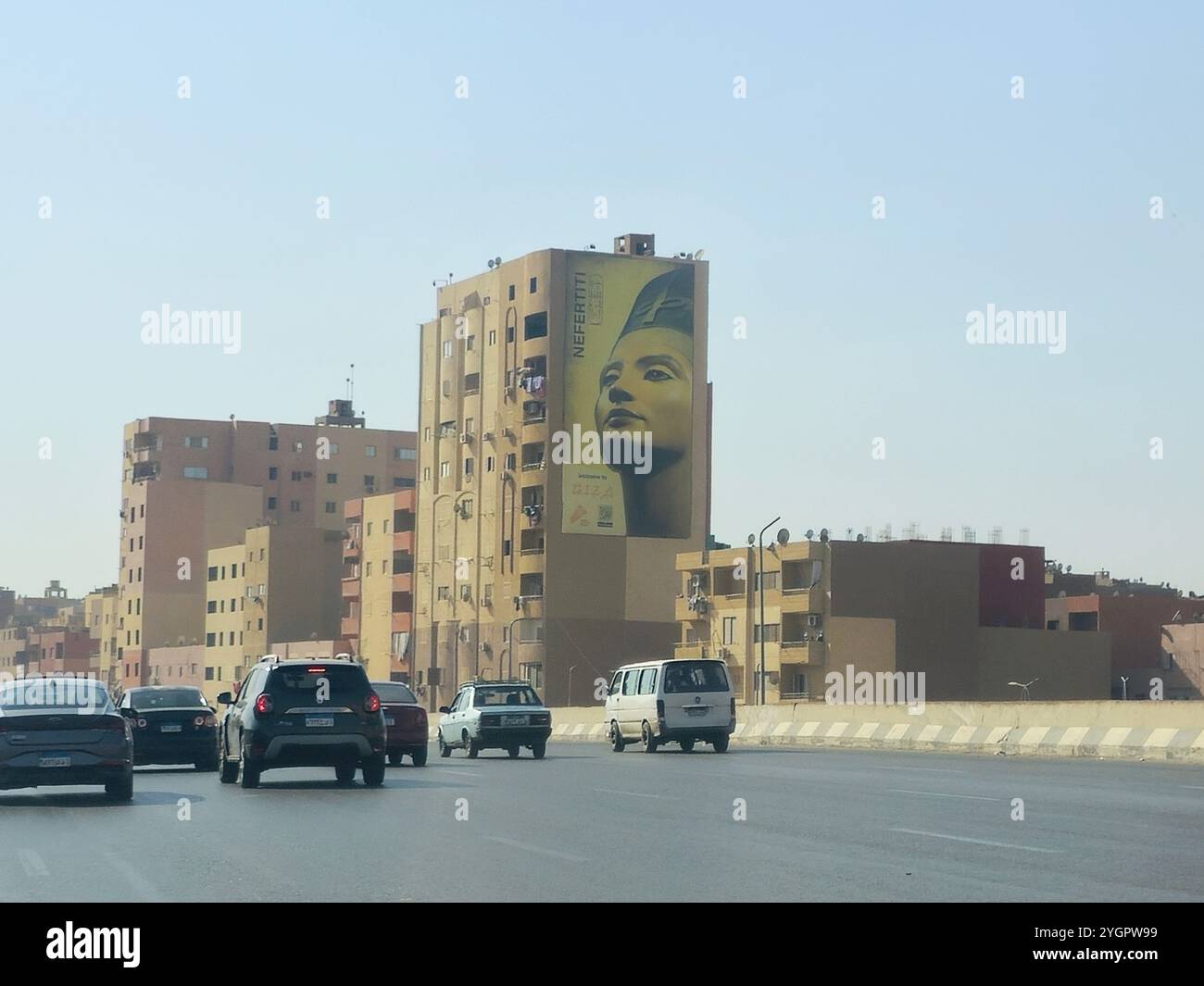 Gizeh, Ägypten, 25. Oktober 2024: Äußere visuelle Verbesserungen an Gebäuden an der Ringstraße auf dem Weg zum Ägyptischen Museum von Grand Gizeh, Malerei und en Stockfoto