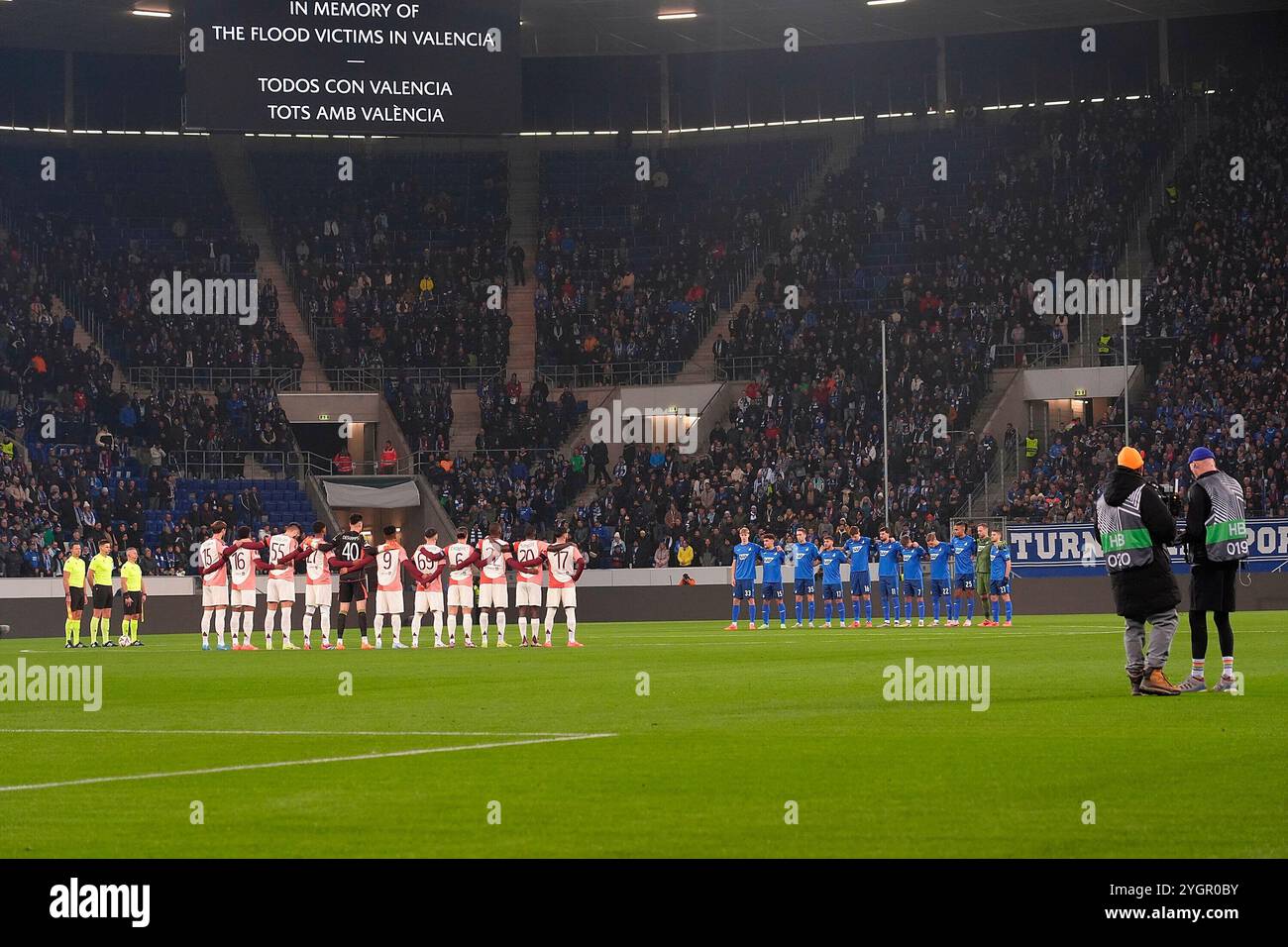 Sinsheim, Deutschland. November 2024. 07.11.2024, PreZero-Arena, Sinsheim, Europa League, TSG 1899 Hoffenheim vs Olympique Lyon, auf dem Bild zum Gedenken an die Flutopfer in Valencia stehen alle Spieler für eine Schweigeminute im Mittelkreis. Quelle: dpa/Alamy Live News Stockfoto