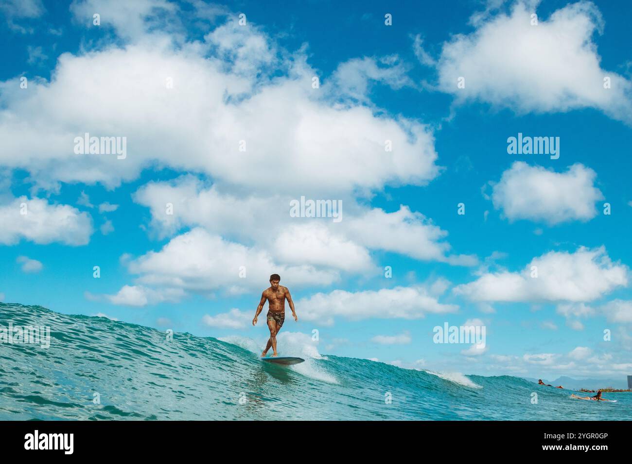 Arthur „Toots“ Anchinges reiten in Queens auf der Welle und genießen die Surfkultur von Waikiki. Stockfoto