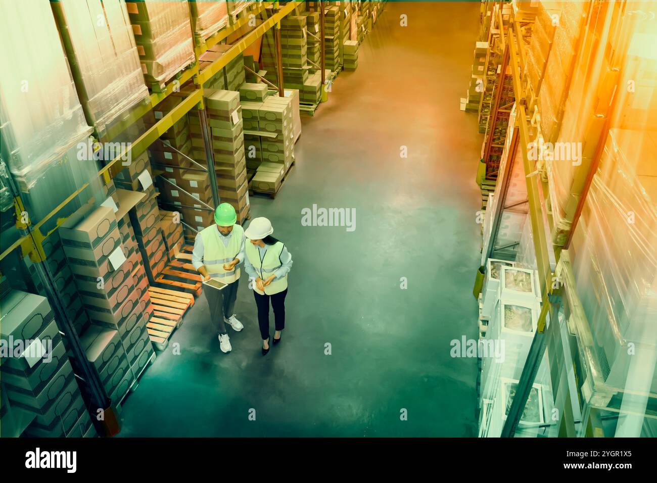 Manager und Mitarbeiter im Lager, Ansicht oben. Logistikzentrum. Farbton Stockfoto