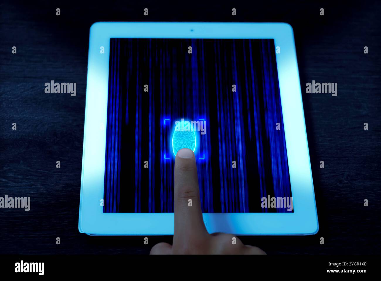 Mann, der Fingerabdruckscanner in Tablette benutzt, indem er es berührt, Nahaufnahme Stockfoto