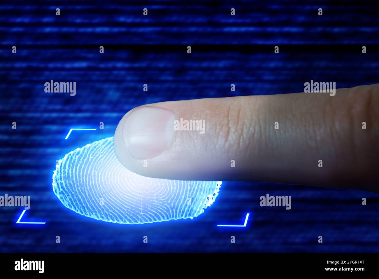 Mann, der Fingerabdruckscanner auf dem Bildschirm benutzt, indem er ihn berührt, Nahaufnahme Stockfoto