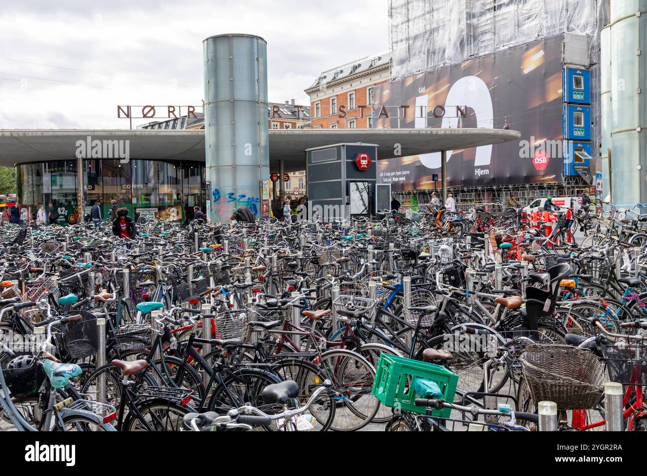 Fahrradparkplatz für Radfahrer, die ihre Fahrräder am verkehrsreichsten Verkehrsknotenpunkt Kopenhagen in Norreport, im Stadtzentrum von Copehnagen, Dänemark, abstellen können Stockfoto