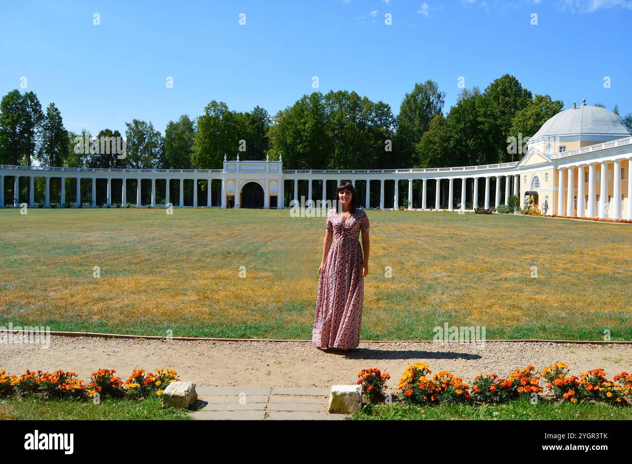 Im großen Innenhof des historischen Anwesens Znamenskoje-Raek in der russischen Region Tver erhebt sich eine elegante Schönheit. Stockfoto