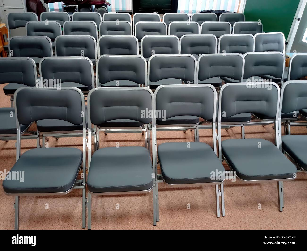 Sitzreihen im Saal für bevorstehende Veranstaltungen. Stockfoto