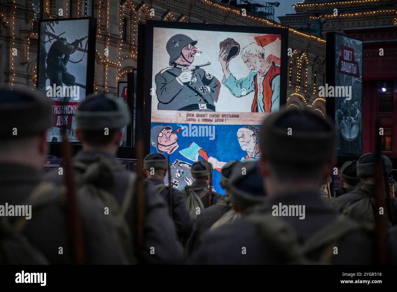 Moskau, Russland. November 2024. Menschen, die Uniformen aus der Zeit des Zweiten Weltkriegs tragen, nehmen an einer Theatervorstellung in einem Freilichtmuseum auf dem Roten Platz Teil, das der Geschichte der Verteidigung Moskaus gewidmet ist. Die Ausstellung feiert den 83. Jahrestag der historischen Parade des Roten Platzes am 7. November 1941, als Truppen der Roten Armee an die Front des Zweiten Weltkriegs aufbrachen, um Moskau vor den Nazi-Truppen zu verteidigen. Quelle: Nikolay Vinokurov/Alamy Live News Stockfoto