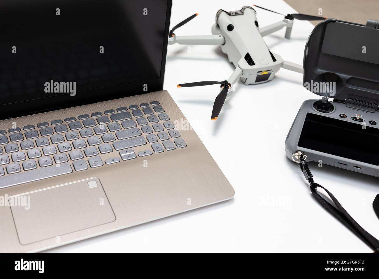 Moderner Arbeitsbereich mit Laptop, Drohne und Gadgets Stockfoto