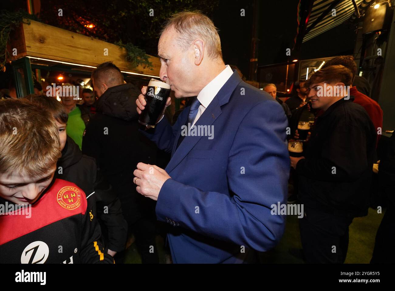 Micheal Martin, der Anführer von Tanaiste und Fianna Fail, genießt ein Glas Guinness im Bridge Pub in Ballsbridge, Dublin, bevor das Irland Rugby-Spiel vor dem Aviva-Stadion in Dublin stattfindet, während die Wahlkampagne für die Parlamentswahlen am 29. November beginnt. Bilddatum: Freitag, 8. November 2024. Stockfoto