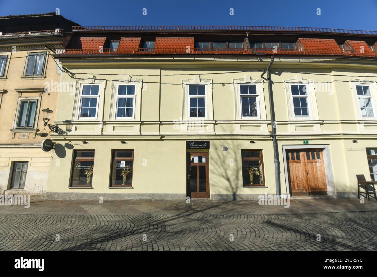 Ljubljana: Petkovskovo nabrezje, Fußgängerzone in der Nähe des Flusses. Slowenien Stockfoto