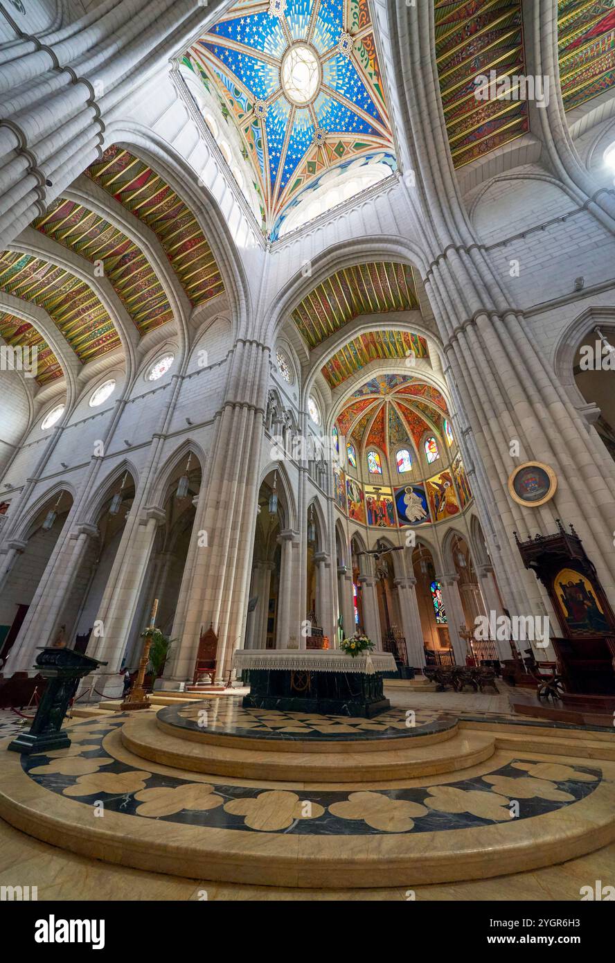 Beeindruckendes Inneres der Kathedrale von Almudena in Madrid, Spanien Stockfoto