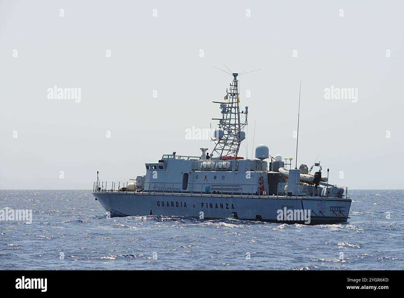 2.8.2021 Italienischer Grenzschutz Schiff des Italienischen Grenzschutzes im Mittelmeer. Mit Schiffen ähnlich diesem, werden geflüchtete Migranten von Italien nach Albanien verbracht. Dort sollen ihre Asylverfahren bearbeitet werden. Diese Praxis der rechten Regierung unter Giorgia Meloni ist umstritten und gilt als rechtlich nicht einwandfrei. Archivbild aus 2021 Mittelmeer Zentrales Mittelmeer Internationale Gewässer *** 2 8 2021 italienischer Grenzschutz italienisches Grenzschutzschiff im Mittelmeer werden ähnliche Schiffe wie diese für den Transport flüchtender Migranten eingesetzt Stockfoto