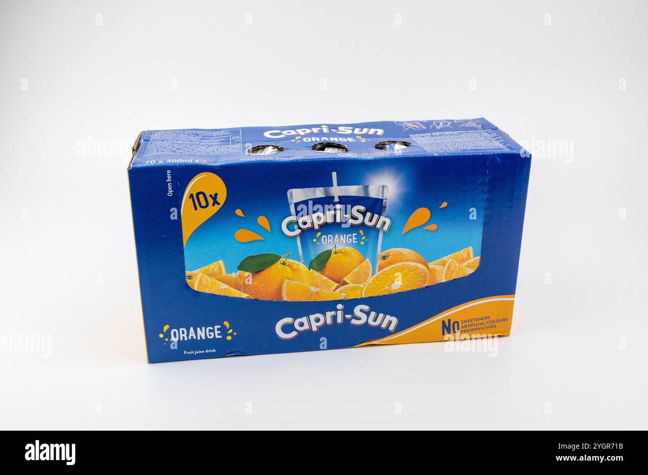 Nova Bana, Slowakei - 8. November 2024 : Capri-Sun Juice Concentrate Drink isoliert auf weißem Hintergrund. Capri SUN Orange Obstgetränk ist kostenlos von AR Stockfoto