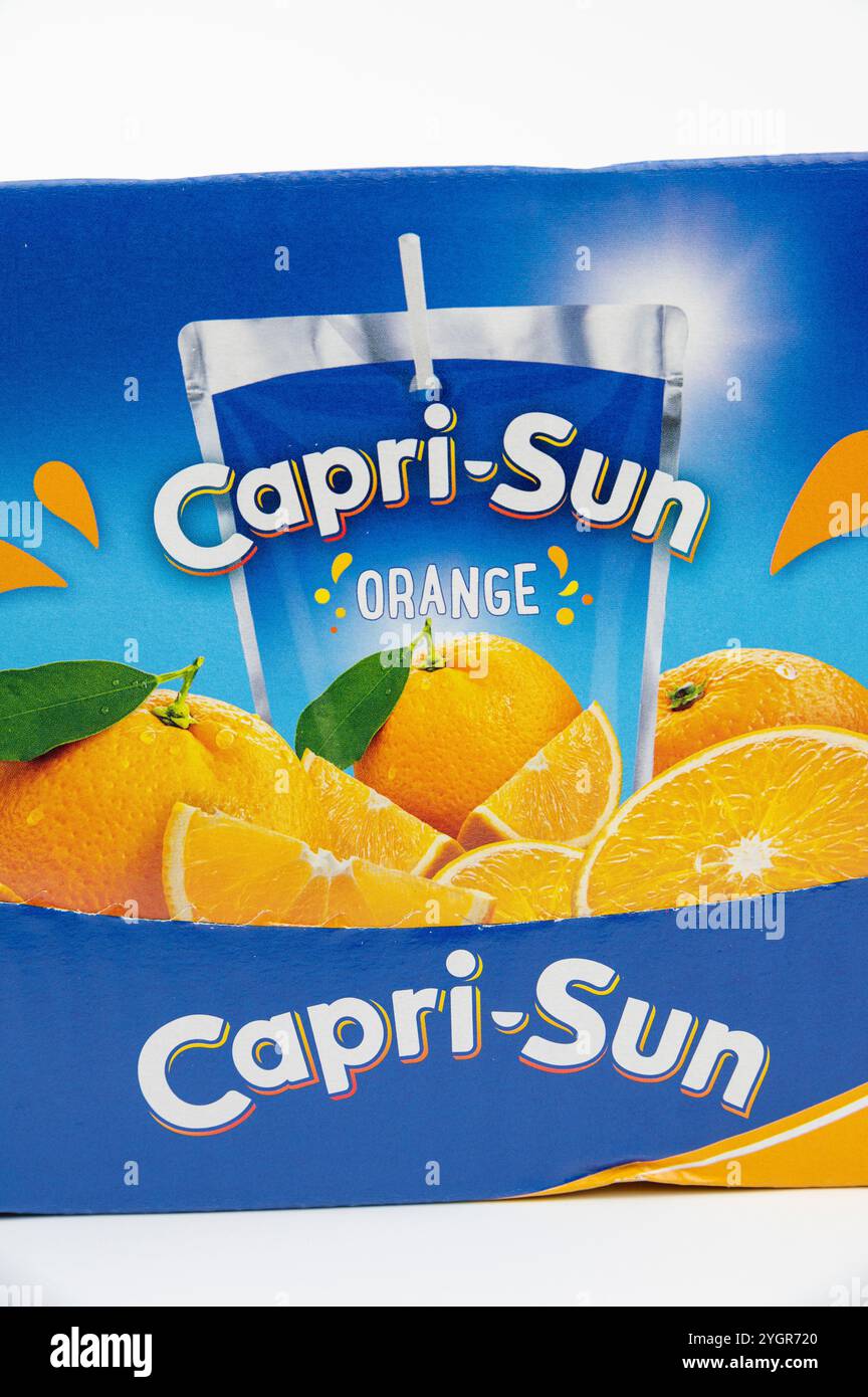 Nova Bana, Slowakei - 8. November 2024 : Capri-Sun Juice Concentrate Drink isoliert auf weißem Hintergrund. Capri SUN Orange Obstgetränk ist kostenlos von AR Stockfoto