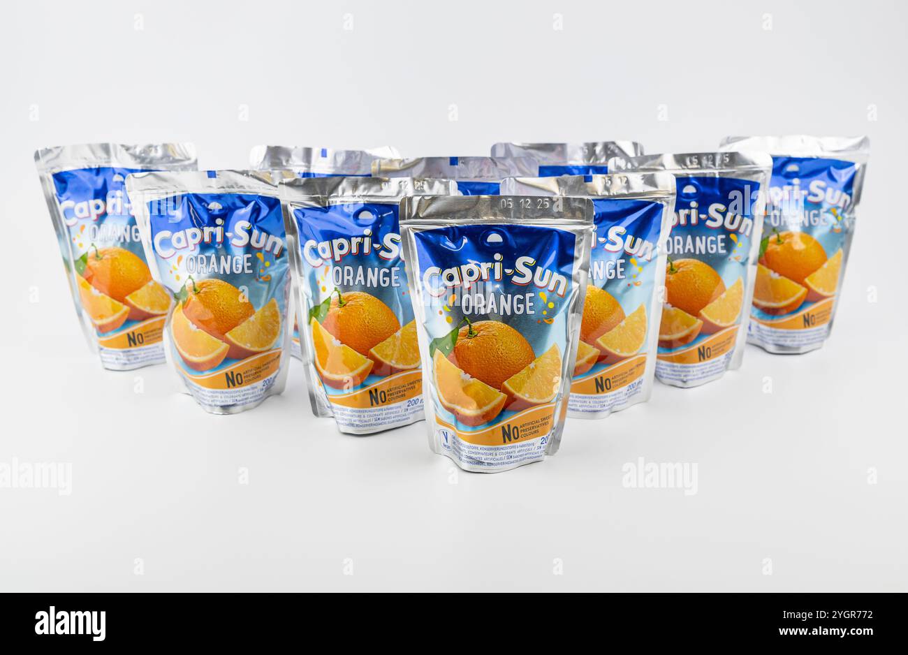 Nova Bana, Slowakei - 8. November 2024 : Capri-Sun Juice Concentrate Drink isoliert auf weißem Hintergrund. Capri SUN Orange Obstgetränk ist kostenlos von AR Stockfoto