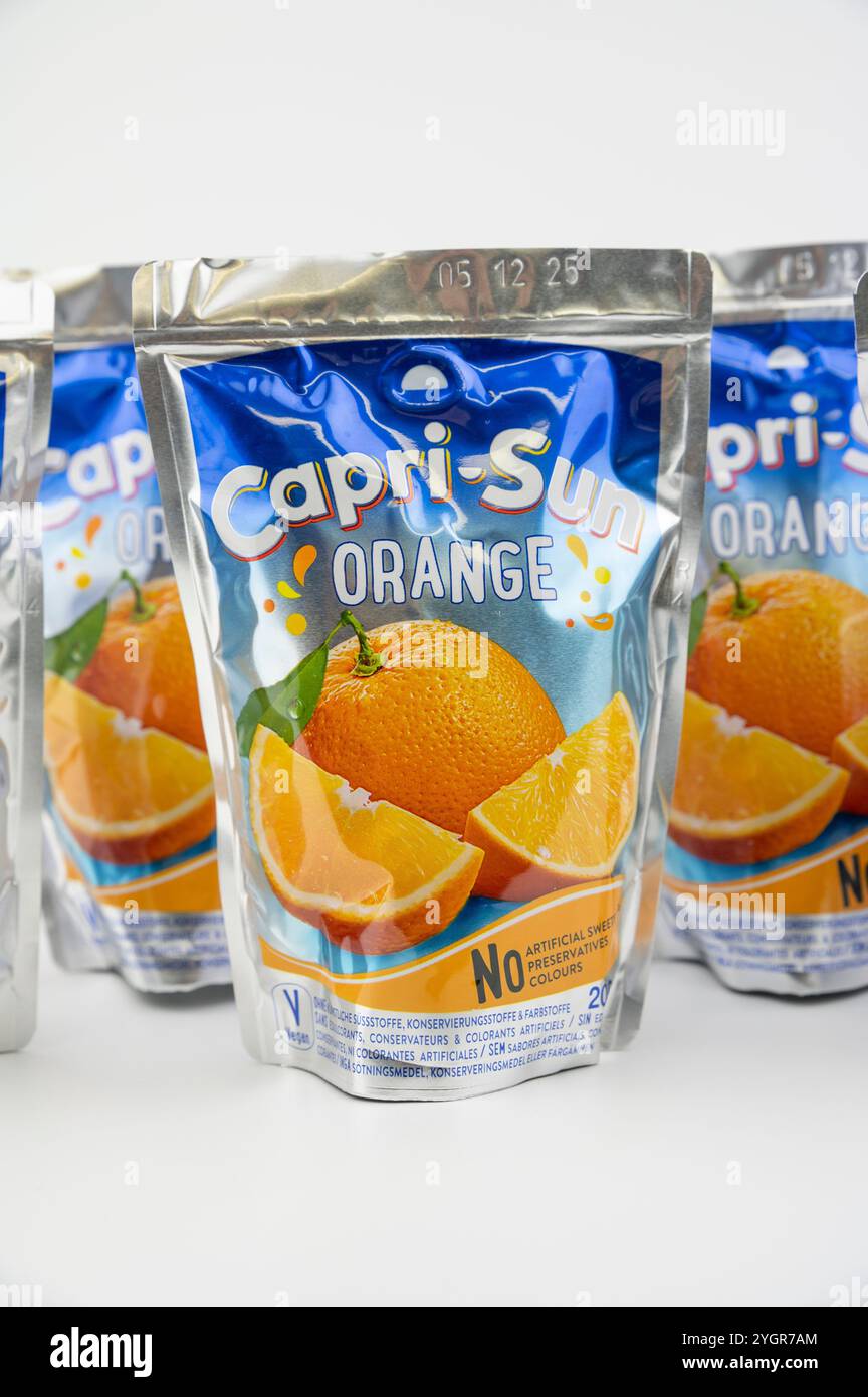 Nova Bana, Slowakei - 8. November 2024 : Capri-Sun Juice Concentrate Drink isoliert auf weißem Hintergrund. Capri SUN Orange Obstgetränk ist kostenlos von AR Stockfoto