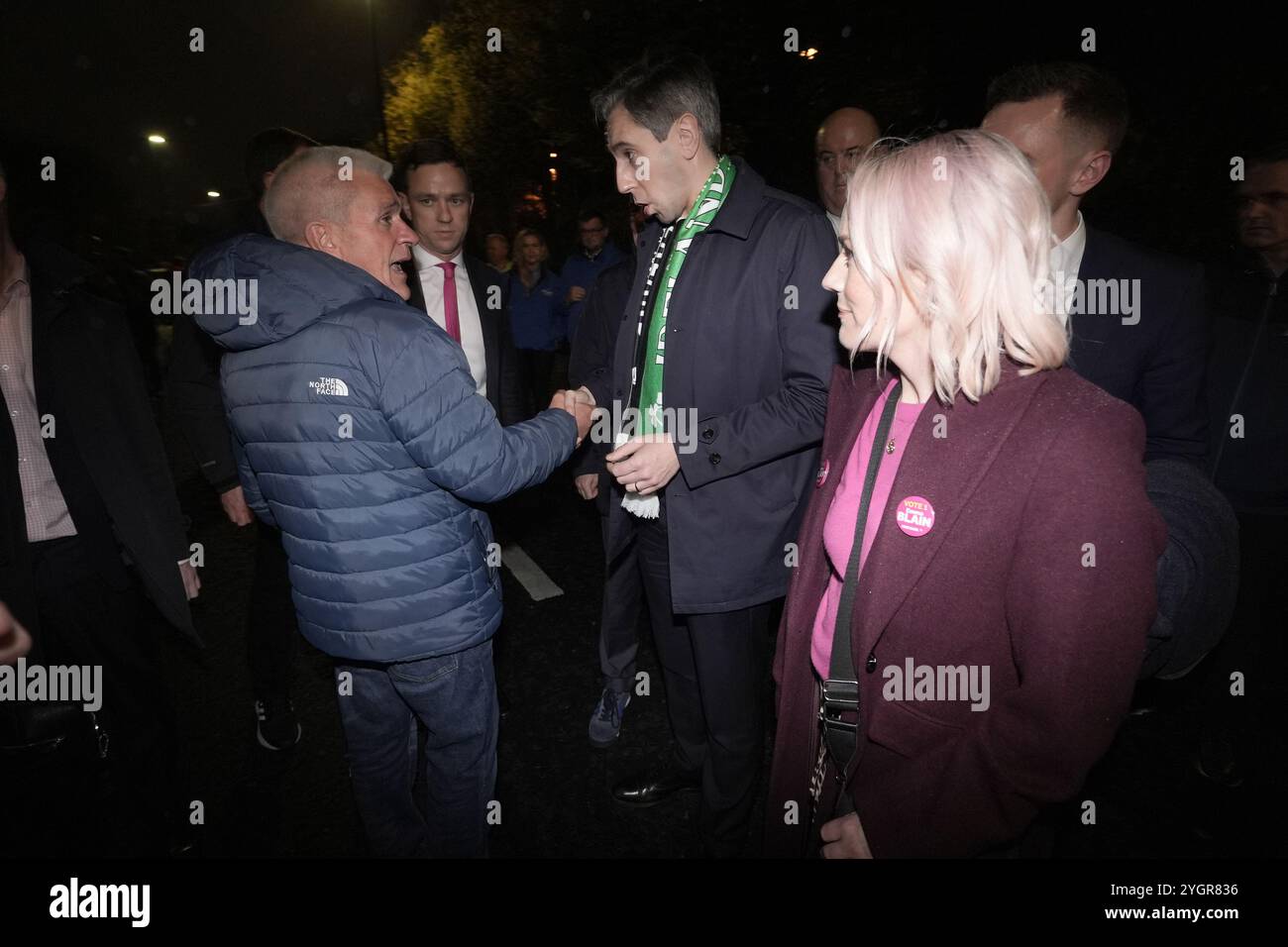 Taoiseach Simon Harris mit Stadträtin Emma Blain begrüßte Rugbyfans vor dem Irland-Rugbyspiel vor dem Aviva-Stadion in Dublin, da die Wahlkampagne für die Parlamentswahlen am 29. November beginnt. Bilddatum: Freitag, 8. November 2024. Stockfoto