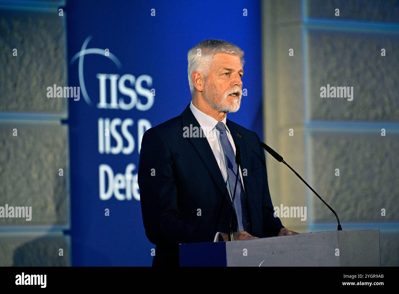 Prag, Tschechische Republik. November 2024. Die dreitägige Konferenz des Prager Verteidigungsgipfels, die vom britischen Think-Tank International Institute for Strategic Studies (IISS) organisiert wird, konzentriert sich auf die Entwicklung des Sicherheitsumfelds, die Entwicklung der Verteidigungsfähigkeiten in Europa, die Zusammenarbeit zwischen Regierungen und der Verteidigungsindustrie und die Auswirkungen neuer Technologien auf künftige Konflikte in Prag, Tschechische Republik, 8. November 2024. Der tschechische Präsident Petr Pavel spricht während des Verteidigungsgipfels. Quelle: Katerina Sulova/CTK Photo/Alamy Live News Stockfoto