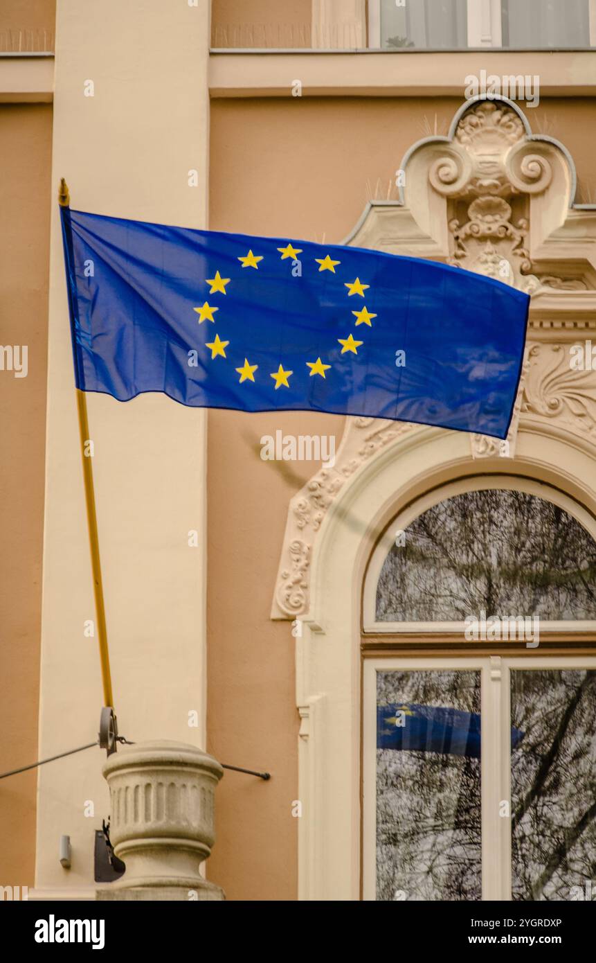 Blaue Flagge winkt im Wind vor einem Gebäude in Budapest Stockfoto