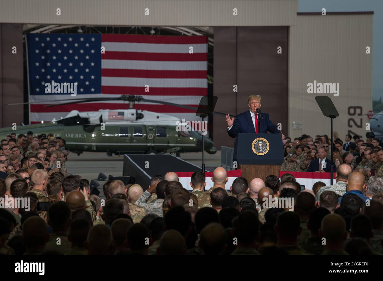 Pyeongtaek, Südkorea. 30. Juni 2019. U. US-Präsident Donald J. Trump hält während eines Besuchs auf dem Luftwaffenstützpunkt Osan am 30. Juni 2019 in Pyeongtaek, Provinz Gyeonggi, Bemerkungen an Mitglieder des Militärdienstes ab. Südkorea. Foto: MC2 William Carlisle/US Navy Photo/Alamy Live News Stockfoto