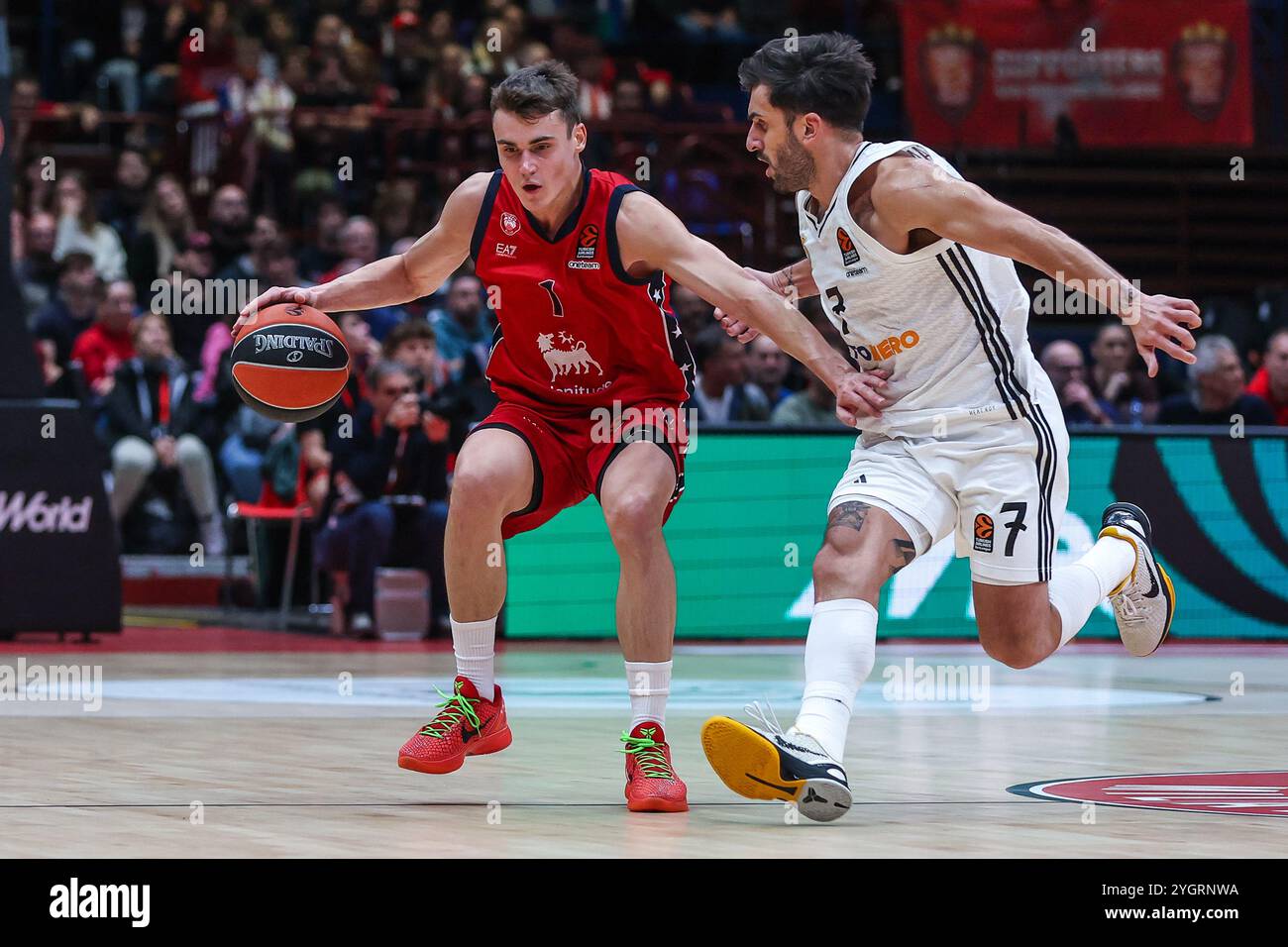 Mailand, Italien. November 2024. (L-R) Nemo Dimitrijevic #1 der EA7 Emporio Armani Milan tritt in der regulären Saison 2024/25 gegen Facundo Campazzo #7 von Real Madrid an. Endresultate EA7 Mailand 85 | 76 Real Madrid. (Foto: Fabrizio Carabelli/SOPA Images/SIPA USA) Credit: SIPA USA/Alamy Live News Stockfoto