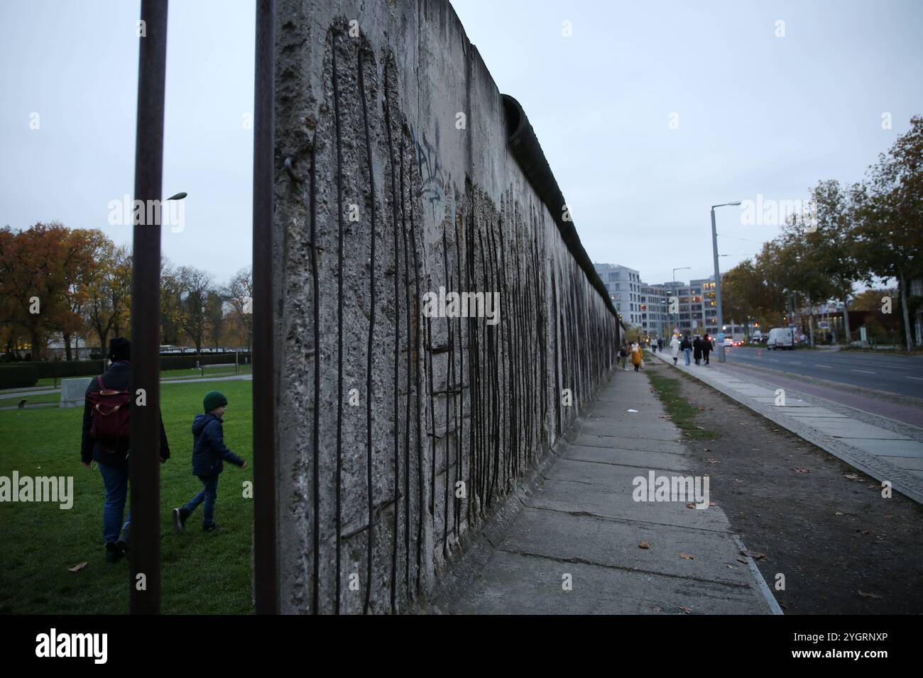 Berliner Mauer Eine ehemalige Grenze zwischen West- und Ostdeutschland am 7. November 2024 an der Berliner Mauer-Gedenkstätte in der Bernauer Straße. Berlin Deutschland Copyright: XMaryamxMajdx Stockfoto