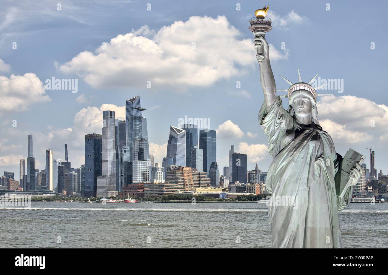 New york City Skyline Composite mit Freiheitsstatue im Vordergrund (Symbol Freiheit nyc Downtown Skycrapers) hudson River Buildings america Stockfoto