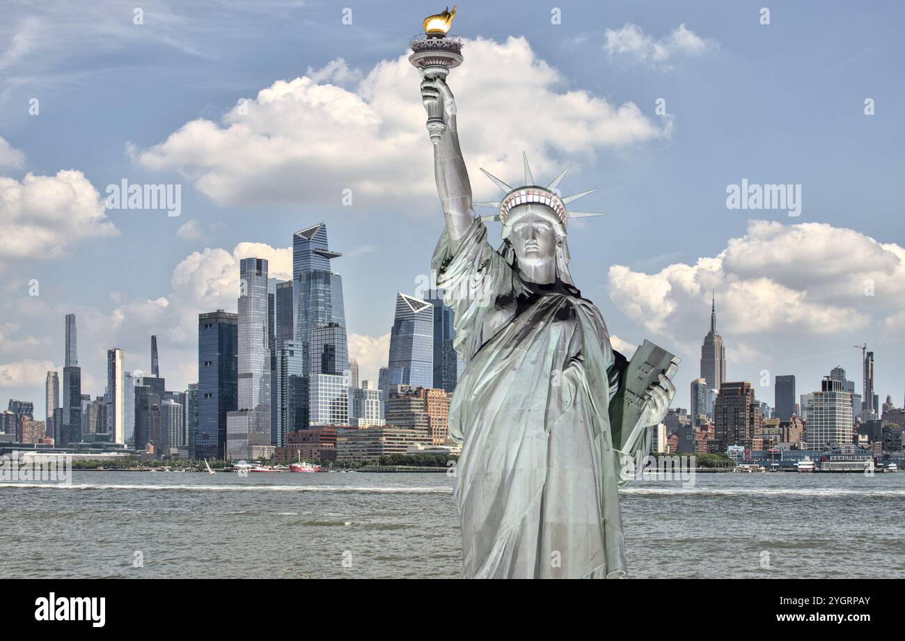 New york City Skyline Composite mit Freiheitsstatue im Vordergrund (Symbol Freiheit nyc Downtown Skycrapers) hudson River Buildings america Stockfoto