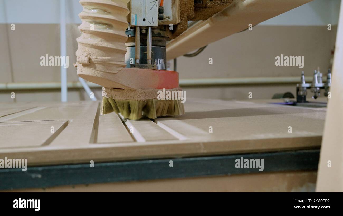 Schneideblätter aus Spanplatten. Schneiden von Spanplatten auf der Maschine. Herstellung von Küchenfassaden auf einer Bohr- und Abfüllmaschine für Furn Stockfoto