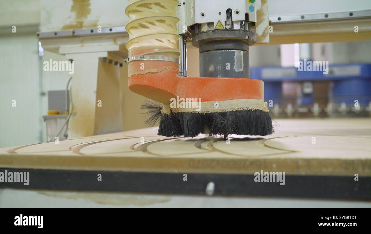 Die Maschine schneidet eine Zeichnung auf eine Holzfassade. Die CNC-Maschine arbeitet. Nahaufnahme einer numerischen Steuermaschine schneidet einen Baum. CNC-Werkzeug. Stockfoto