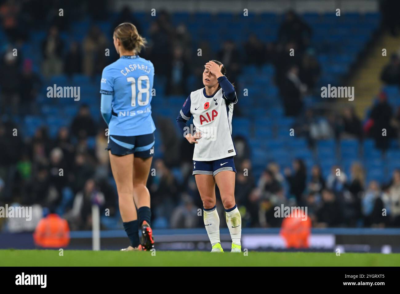 Hayley Raso von Tottenham Hotspur reagiert auf das Vollzeitresultat beim Barclays Women's Super League Match Manchester City Women vs Tottenham Hotspur’s Women im Etihad Stadium, Manchester, Vereinigtes Königreich, 8. November 2024 (Foto: Cody Froggatt/News Images) Stockfoto