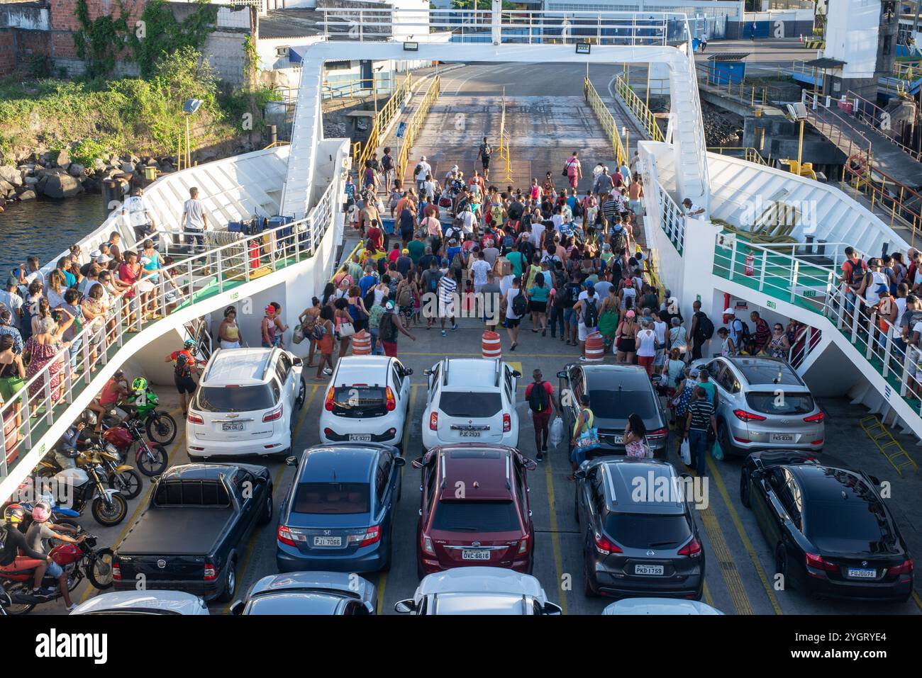 Salvador, Bahia, Brasilien - 30. November 2019: Fährschiffe mit Hunderten von Passagieren kommen am Seehafen Sao Joaquim in der Stadt an Stockfoto