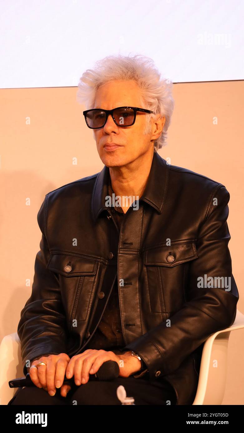 Paris, Frankreich. November 2024. Der Filmemacher und multidisziplinäre Künstler Jim Jarmusch spricht über sein Buch „Some Collagen“ bei „Conversations“, einer Diskussionsreihe, die während der Paris Photo 2024 stattfand, einer jährlichen internationalen Kunstmesse, die sich der Fotografie im Grand Palais, Avenue du Général Eisenhower, widmet. Quelle: Doreen Kennedy/Alamy Live News. Stockfoto