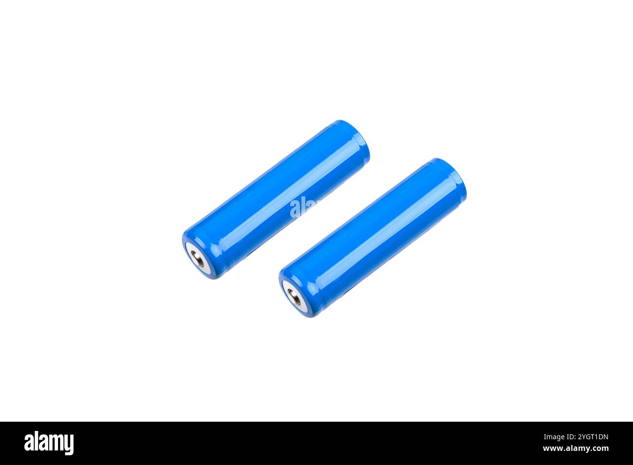 Zwei blaue zylindrische Batterien auf weißem Hintergrund, die wiederaufladbare Stromquellen mit hoher Kapazität und Haltbarkeit darstellen. Isolieren Sie auf weißem bac Stockfoto