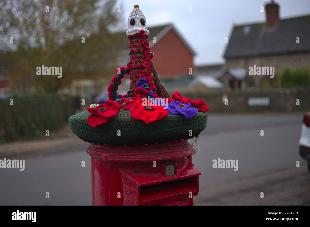 Handgefertigte Gedenkhülle mit Usk Square Motiven auf einem Briefkasten der britischen Post. Stockfoto