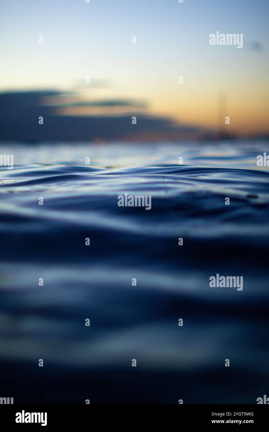 Abendliche Wolken sammeln sich über dem Meer, wenn die Sonne untergeht, Waikiki Stockfoto