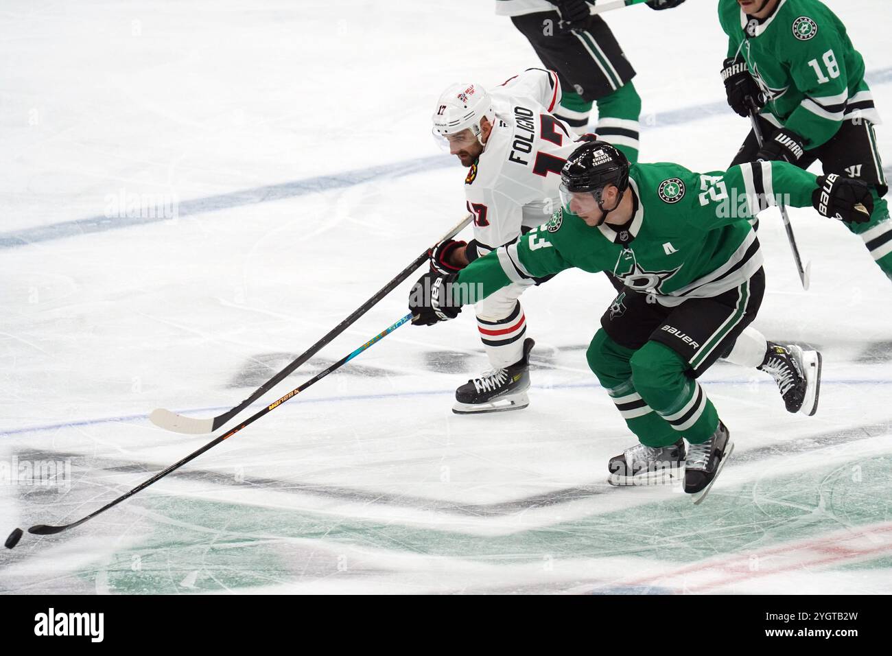 Dallas, Texas, USA. November 2024. ESA Lindell #23 von Dallas Stars und Nick Foligno #17 von Chicago Blackhawks kämpfen um den Puck während des NHL-Spiels im American Airlines Center. Finale Dallas Stars 3-1 Chicago Blackhawks. Am 7. November 2024 in Dallas, Texas. (Kreditbild: © Javier Vicencio/eyepix via ZUMA Press Wire) NUR REDAKTIONELLE VERWENDUNG! Nicht für kommerzielle ZWECKE! Stockfoto