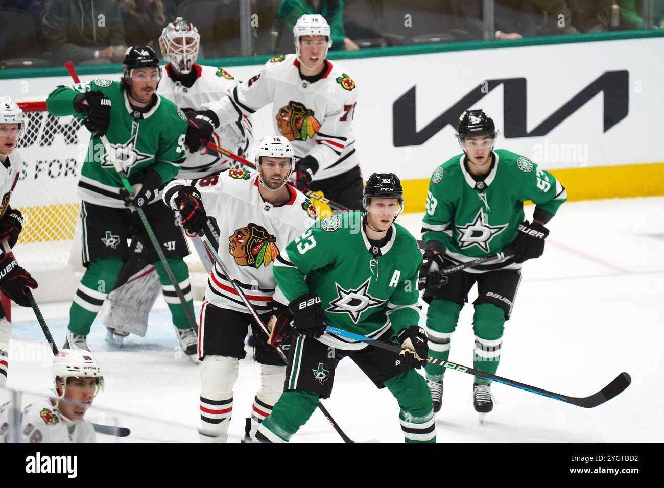 Dallas, Texas, USA. November 2024. ESA Lindell #23 der Dallas Stars und Jason Dickinson #16 der Chicago Blackhawks s während des NHL-Spiels im American Airlines Center. Finale Dallas Stars 3-1 Chicago Blackhawks. Am 7. November 2024 in Dallas, Texas. (Kreditbild: © Javier Vicencio/eyepix via ZUMA Press Wire) NUR REDAKTIONELLE VERWENDUNG! Nicht für kommerzielle ZWECKE! Stockfoto