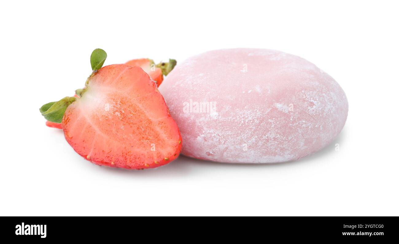 Köstliche Mochi und Erdbeere isoliert auf weiß Stockfoto