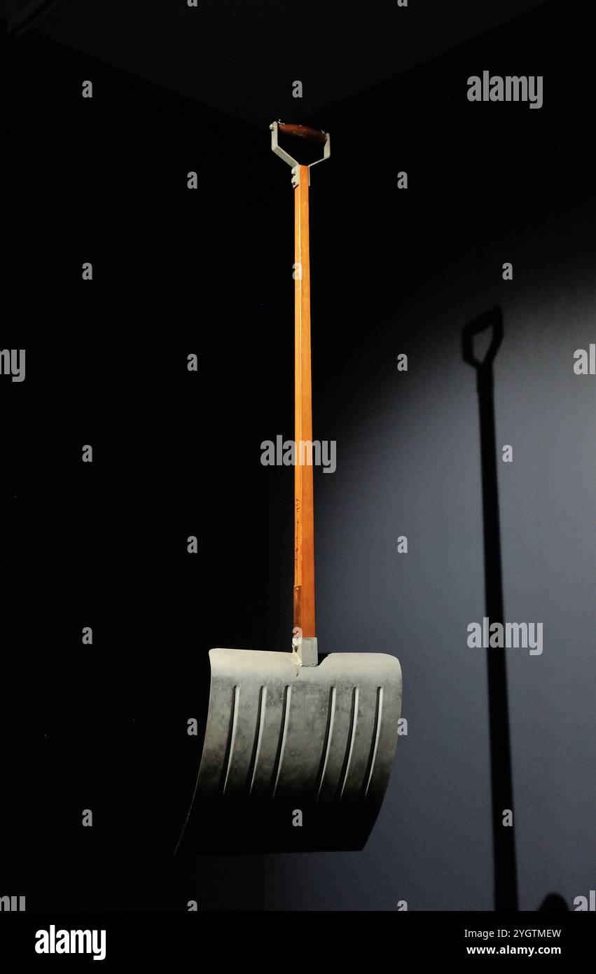 New York, USA. November 2024. Im Vorfeld des Broken Arms von Marcel Duchamp (1964) wurden 2-3 Millionen US-Dollar versteigert, die am 8. November 2024 im Christie's in New York ausgestellt wurden. (Foto: Stephen Smith/SIPA USA) Credit: SIPA USA/Alamy Live News Stockfoto