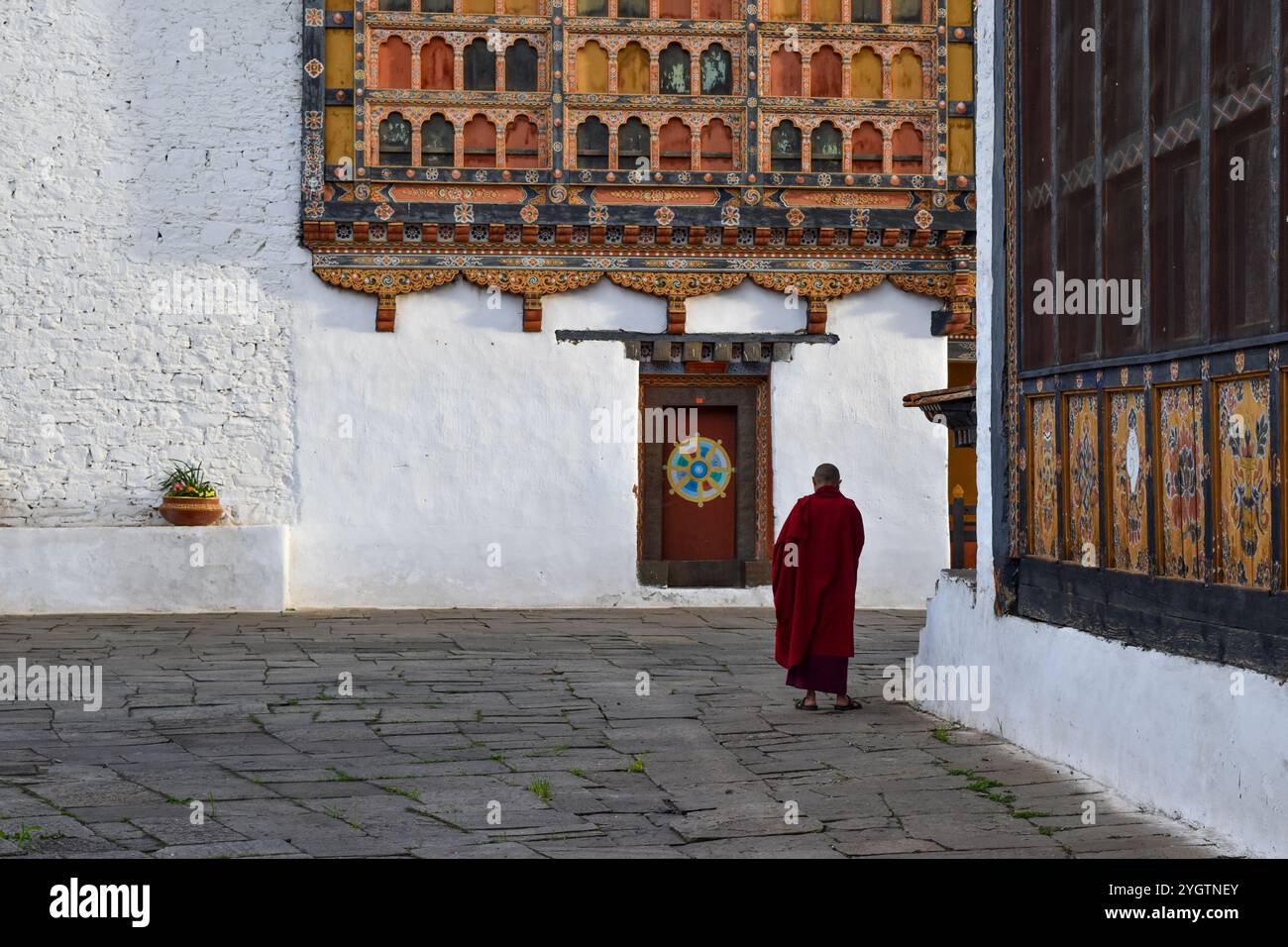 Ein Mönch im Rinpung Dzong Kloster in Paro, Bhutan. Stockfoto