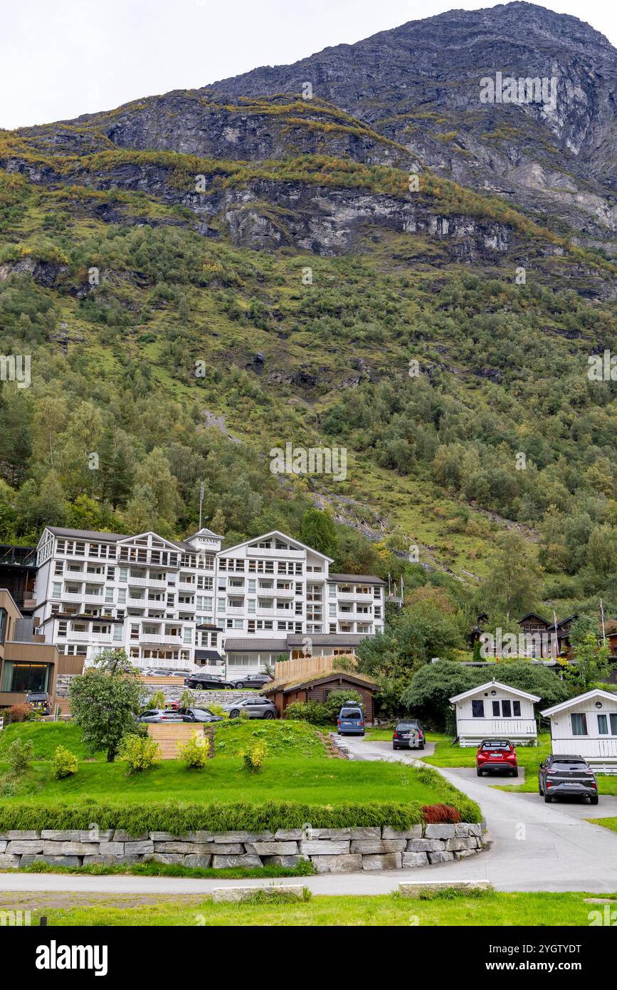 Das Grande Fjorde Hotel in Geiranger liegt am Ufer des Geirangerfjords und bietet einen spektakulären Blick auf den zum unesco-Weltkulturerbe gehörenden Fjord Stockfoto