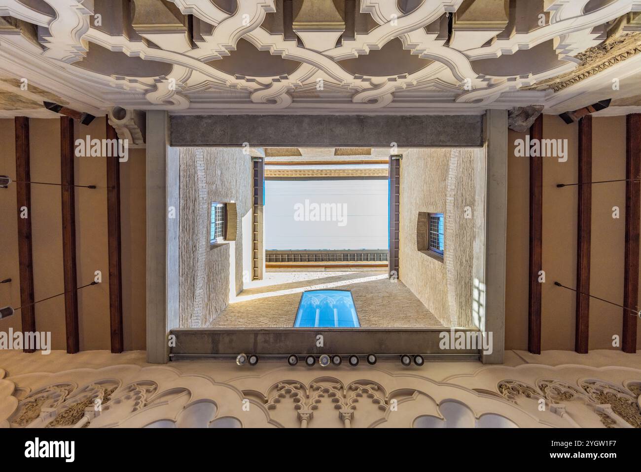 Saragossa, Spanien - 23. Juli 2024: Palacio de la Aljaferia. Mixtilineare Bögen und Springer befestigten mittelalterlichen Palast, heute Haus von Aragon regi Stockfoto