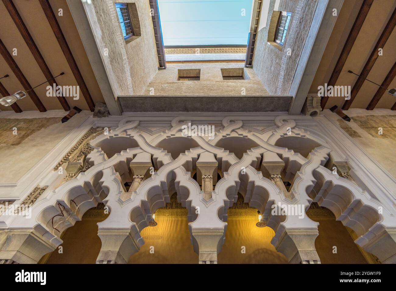 Saragossa, Spanien - 23. Juli 2024: Palacio de la Aljaferia. Mixtilineare Bögen und Springer befestigten mittelalterlichen Palast, heute Haus von Aragon regi Stockfoto