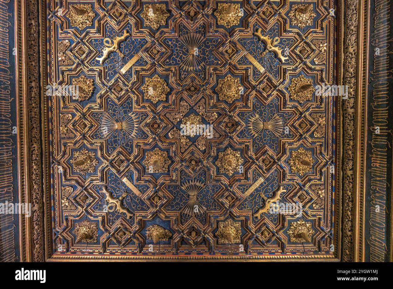 Saragossa, Spanien - 23. Juli 2024: Palacio de la Aljaferia. Deckendetail des Palastes der katholischen Monarchen. Befestigter mittelalterlicher Palast, heute H Stockfoto