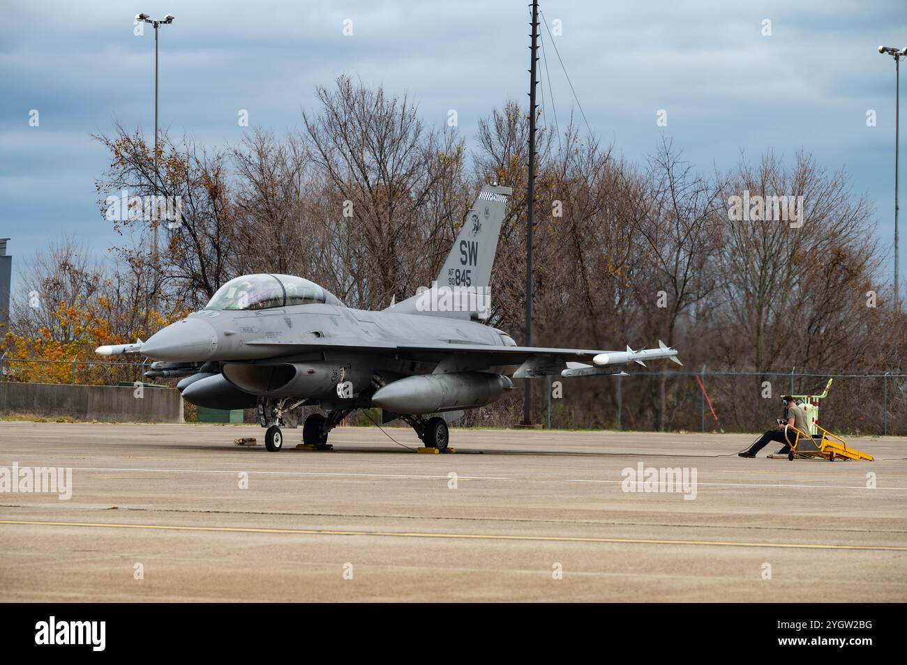 Ein Crewchef hilft beim Motorstart eines F-16 Kampffalken, der am 6. November 2024 dem 20. Fighter Wing zugewiesen wurde. Die Veranstaltung ermutigte Jugendliche, Karrierewege und Führungsmöglichkeiten der Air Force zu erkunden. (Foto der U.S. Air Force von Meister Sgt. Jeffrey Grossi) Stockfoto